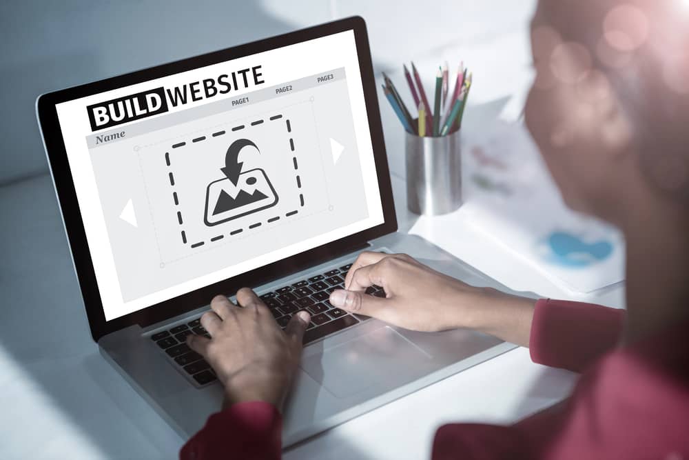 Persona creando un sitio web en un portátil.